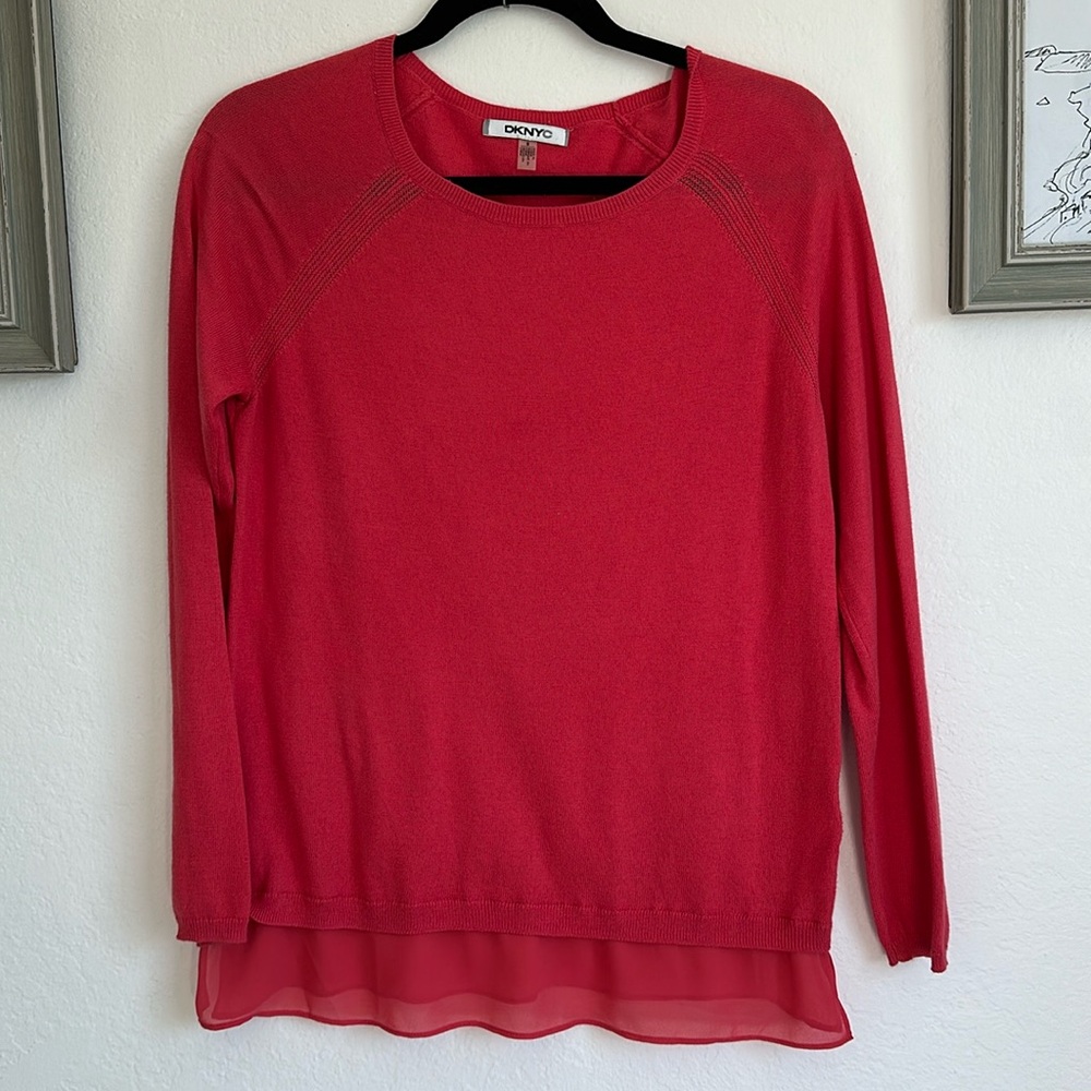 🌷 Super cute salmon DKNY lightweight sweater with flouncey bottom. Size Small
